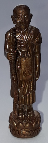 รูปเหมือนยืนถือไม้เท้า ใต้ฐานอุดมวลสาร หลวงปู่หงษ์ สุสานทุ่งมน สุรินทร์ เคาะดียว