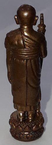 รูปเหมือนยืนถือไม้เท้า ใต้ฐานอุดมวลสาร หลวงปู่หงษ์ สุสานทุ่งมน สุรินทร์ เคาะดียว