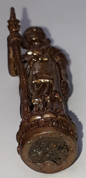 รูปเหมือนยืนถือไม้เท้า ใต้ฐานอุดมวลสาร หลวงปู่หงษ์ สุสานทุ่งมน สุรินทร์ เคาะดียว