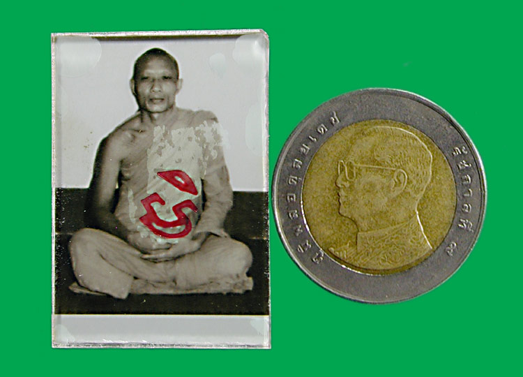 รูปอัดกระจกหลังปัมหมึก+จีวร หลวงพ่อสาคร .....เคาะแรก   