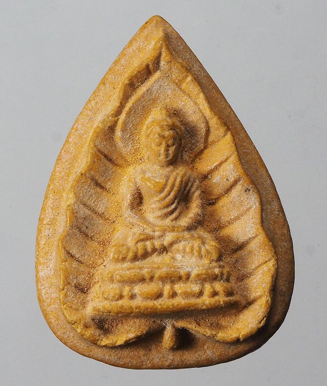 20 บาท....พระสมเด็จตรัสรู้ พุทธคยา วัดทุ่งเสรี เนื้อผง ปี 2519 กทม...205