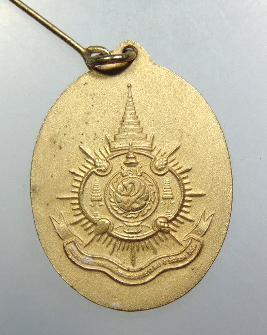 ๒๐ เหรียญเข็มกลัด ร.9 ทรงกล้อง