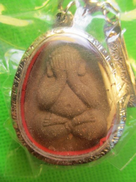 แถมกรอบลายพร้อมแหนบ๒๒๒รุ่นประสพการณ์รอดตายจากสึนามิภูเก็ต2547////สุดยอดพระผงปิดตาเนื้อว่านยาผงพุทธคุ