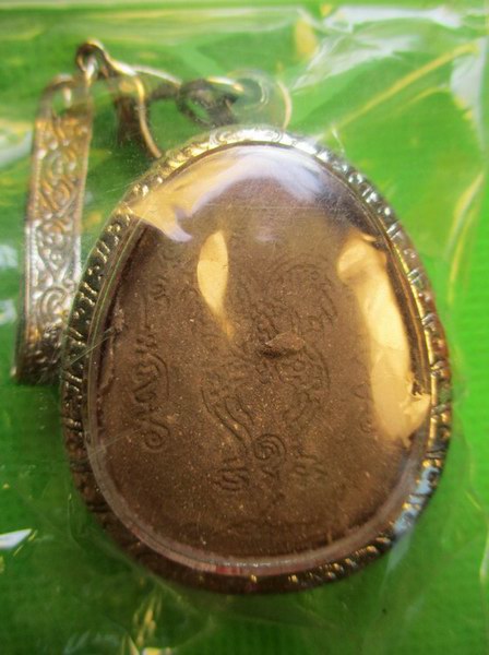 แถมกรอบลายพร้อมแหนบ๒๒๒รุ่นประสพการณ์รอดตายจากสึนามิภูเก็ต2547////สุดยอดพระผงปิดตาเนื้อว่านยาผงพุทธคุ