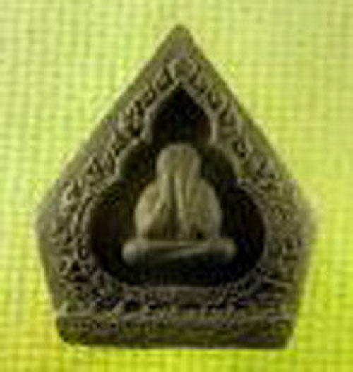 พระปิดตาห้าเหลี่ยม ซุ้มลายกนก พิมพ์ใหญ เจ้าคุณวิเชียร วัดเครือวัลย์ ชลบุรี ปี 2519