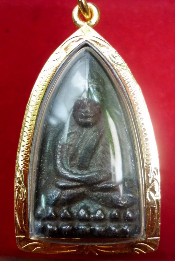 หลวงปู่ทวดพิมพ์ใหญ่หลังเตารีด เนื้อเมฆพัตร อาจารย์นองวัดทรายขาว จ.ปัตตานี จัดสร้าง ปี ๒๕๓๘ 