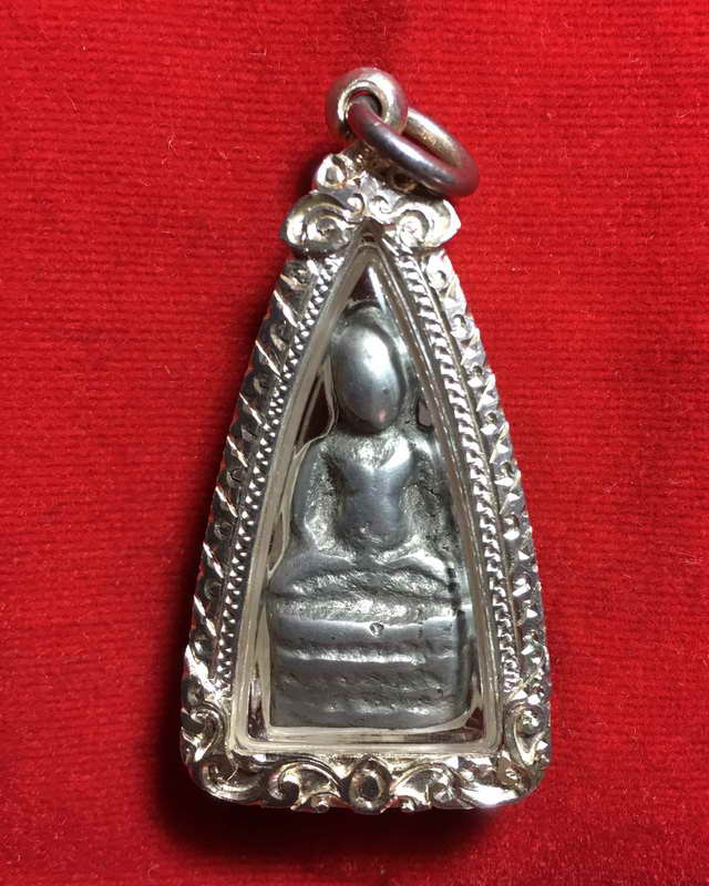 พระร่วงนั่งฐานสูงหลังลายผ้าไม่ทราบที่ จากลพบุรี (เคาะเดียวแดง)