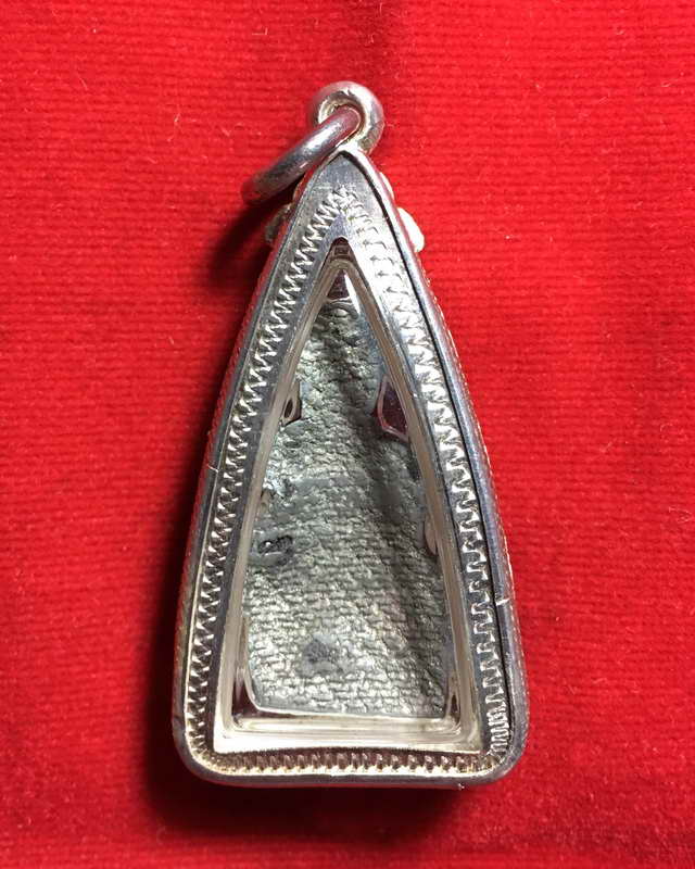 พระร่วงนั่งฐานสูงหลังลายผ้าไม่ทราบที่ จากลพบุรี (เคาะเดียวแดง)