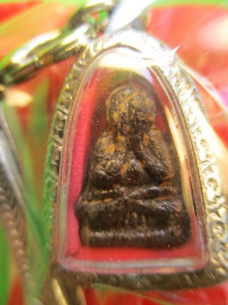 พระปิดตาพิมพ์เสริมฐาน หลังยันต์ ลป.คำพันธ์ วัดธาตุมหาชัย ปี33.. เนื้อผงเกสรพร้อมกรอบพร้อมแหนบ อายุพร