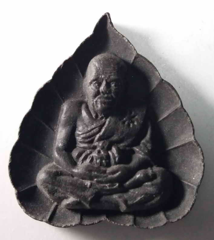 20 บาท หลวงปู่ทวดเนื้อผงใบลาน พิมพ์ใบโพธิ์ น่าจะออกวัดอื่นไม่ได้ออกวัดช้างให้ขอลงกระดานนี้ครับ  BOX 