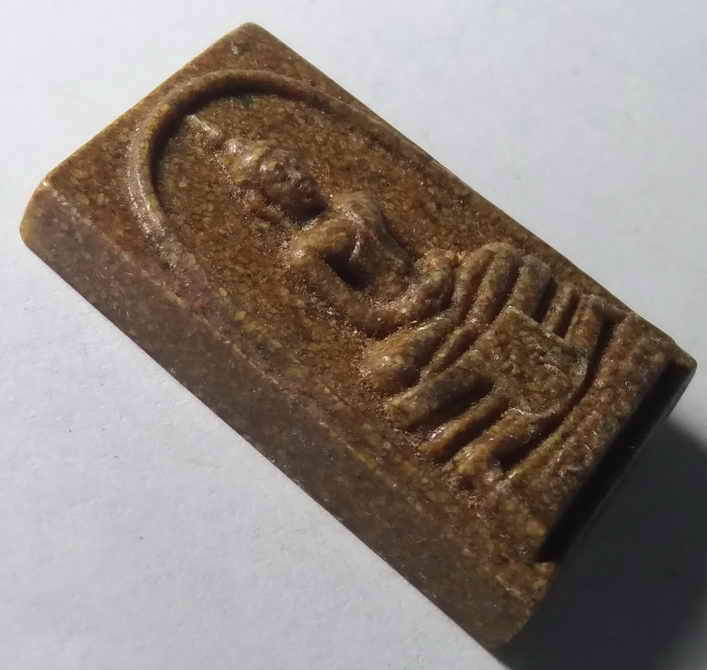 60 บาท หลวงพ่อโสธร เนื้อกระเบื้องหลังคาโบสถ์ พิมพ์ใหญ่หน้าพระประธาน ไม่มีกล่อง แต่มีผงกระเบื้องที่เป