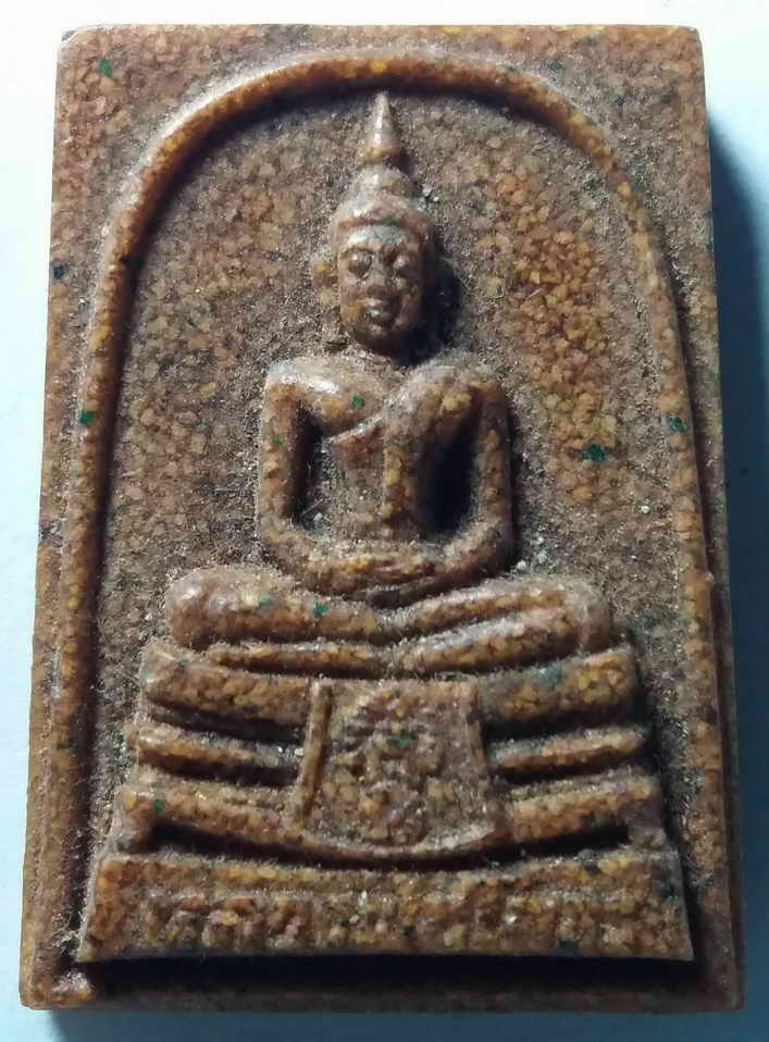 60 บาท หลวงพ่อโสธร เนื้อกระเบื้องหลังคาโบสถ์ พิมพ์ใหญ่หน้าพระประธาน ไม่มีกล่อง แต่มีผงกระเบื้องที่เป