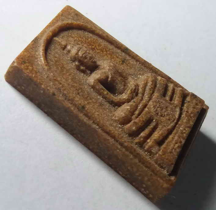 60 บาท หลวงพ่อโสธร เนื้อกระเบื้องหลังคาโบสถ์ พิมพ์ใหญ่หน้าพระประธาน ไม่มีกล่อง แต่มีผงกระเบื้องที่เป