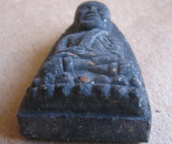 .ลป.ทวด-เนื้อว่านพิมพ์เตารีด หลังเจดีย์ทองแดง รุ่นพระธาตุเจดีย์ ปี2549เลข3743 ลพ.ทองปลุกเสก+กล่อง