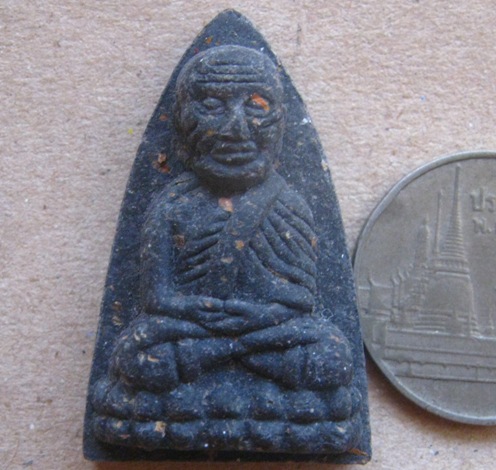 .ลป.ทวด-เนื้อว่านพิมพ์เตารีด หลังเจดีย์ทองแดง รุ่นพระธาตุเจดีย์ ปี2549เลข3596 ลพ.ทองปลุกเสก+กล่อง