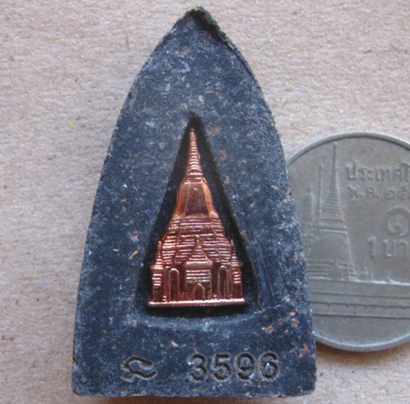 .ลป.ทวด-เนื้อว่านพิมพ์เตารีด หลังเจดีย์ทองแดง รุ่นพระธาตุเจดีย์ ปี2549เลข3596 ลพ.ทองปลุกเสก+กล่อง