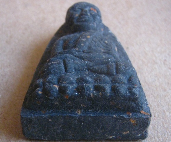 .ลป.ทวด-เนื้อว่านพิมพ์เตารีด หลังเจดีย์ทองแดง รุ่นพระธาตุเจดีย์ ปี2549เลข3596 ลพ.ทองปลุกเสก+กล่อง