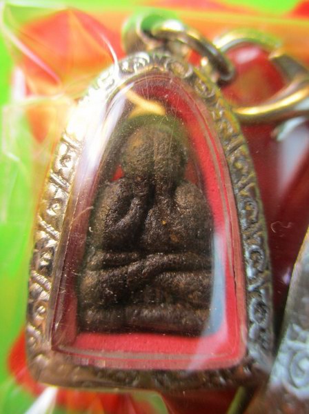 พระปิดตาพิมพ์เสริมฐาน หลังยันต์ ลป.คำพันธ์ วัดธาตุมหาชัย ปี33.. เนื้อผงเกสรพร้อมกรอบพร้อมแหนบ อายุพร