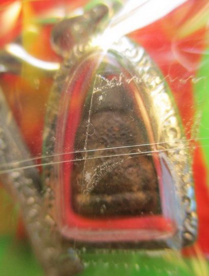 พระปิดตาพิมพ์เสริมฐาน หลังยันต์ ลป.คำพันธ์ วัดธาตุมหาชัย ปี33.. เนื้อผงเกสรพร้อมกรอบพร้อมแหนบ อายุพร