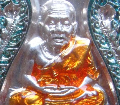 เหรียญเสมา กล่องของขวัญ พ่อท่านพรหม วัดพลานุภาพ จ ปัตตานี ปี2555 กะหลั่ยทองลงยา3สี หมายเลข+กล่อง