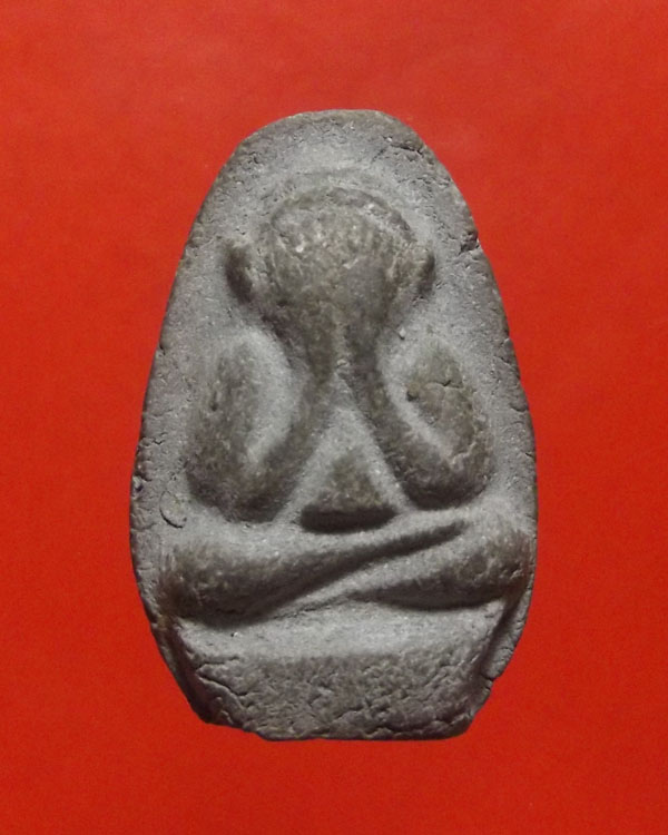 พระปิดตาฐานสูง รุ่นแรก หลวงพ่อสุด วัดกาหลง เนื้อดำใบลาน