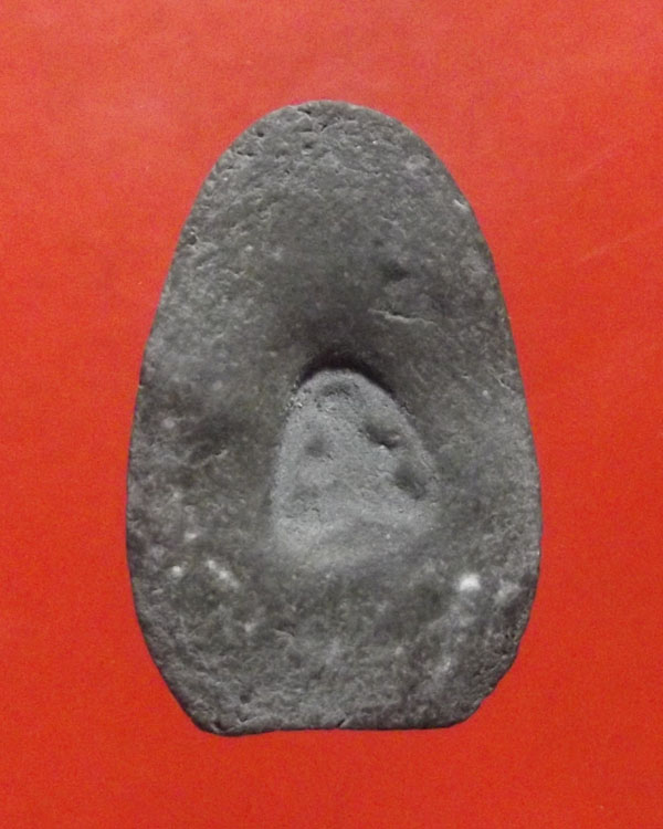 พระปิดตาฐานสูง รุ่นแรก หลวงพ่อสุด วัดกาหลง เนื้อดำใบลาน