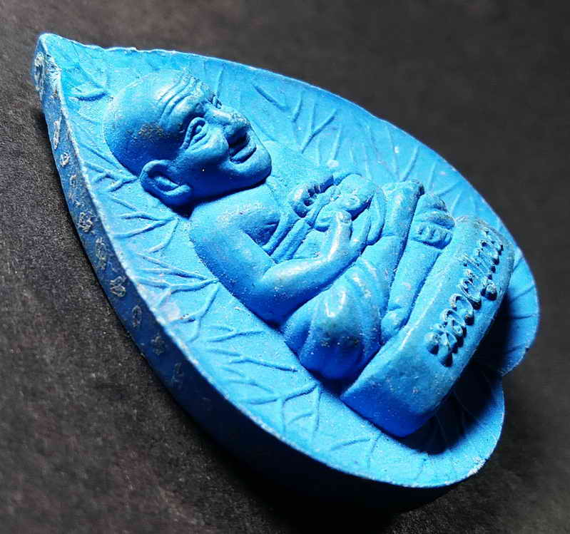 30 บาท หลวงปู่ทวด - พระสิวลีมหาลาภ เนื้อผงสีฟ้าพิมพ์ใบโพธิ์ ไม่ทราบออกวัดไหนขอลงกระดานนี้ครับ BOX IM