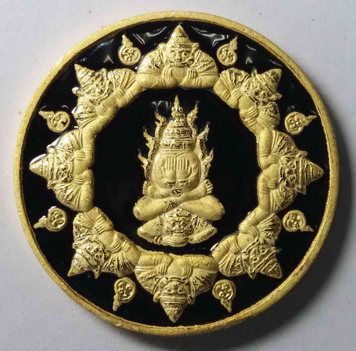 100 บาท  เหรียญ กะไหล่ทองลงยาดำพ่นทราย ปิดตาพังพระกาฬ รุ่นจอมจักรพรรดิมหาบารมี หมายเลข 569