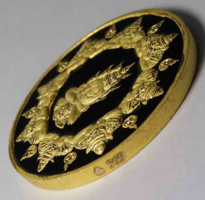 100 บาท  เหรียญ กะไหล่ทองลงยาดำพ่นทราย ปิดตาพังพระกาฬ รุ่นจอมจักรพรรดิมหาบารมี หมายเลข 569