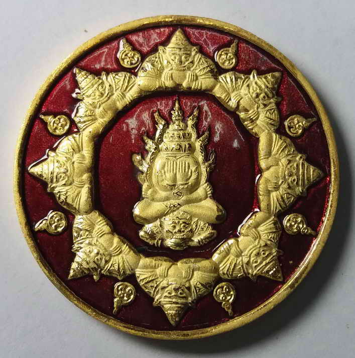 100 บาท เหรียญกะไหล่ทองลงยาแดงพ่นทราย ปิดตาพังพระกาฬรุ่นจอมจักรพรรดิมหาบารมีหมายเลข 727