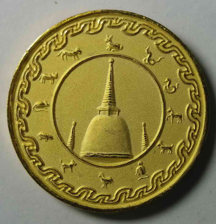 100 บาท เหรียญกะไหล่ทองลงยาแดงพ่นทราย ปิดตาพังพระกาฬรุ่นจอมจักรพรรดิมหาบารมีหมายเลข 727