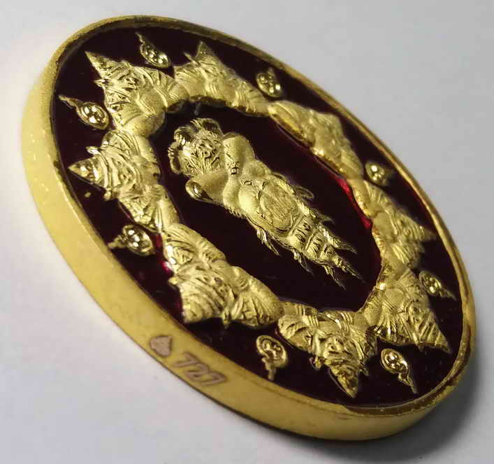 100 บาท เหรียญกะไหล่ทองลงยาแดงพ่นทราย ปิดตาพังพระกาฬรุ่นจอมจักรพรรดิมหาบารมีหมายเลข 727