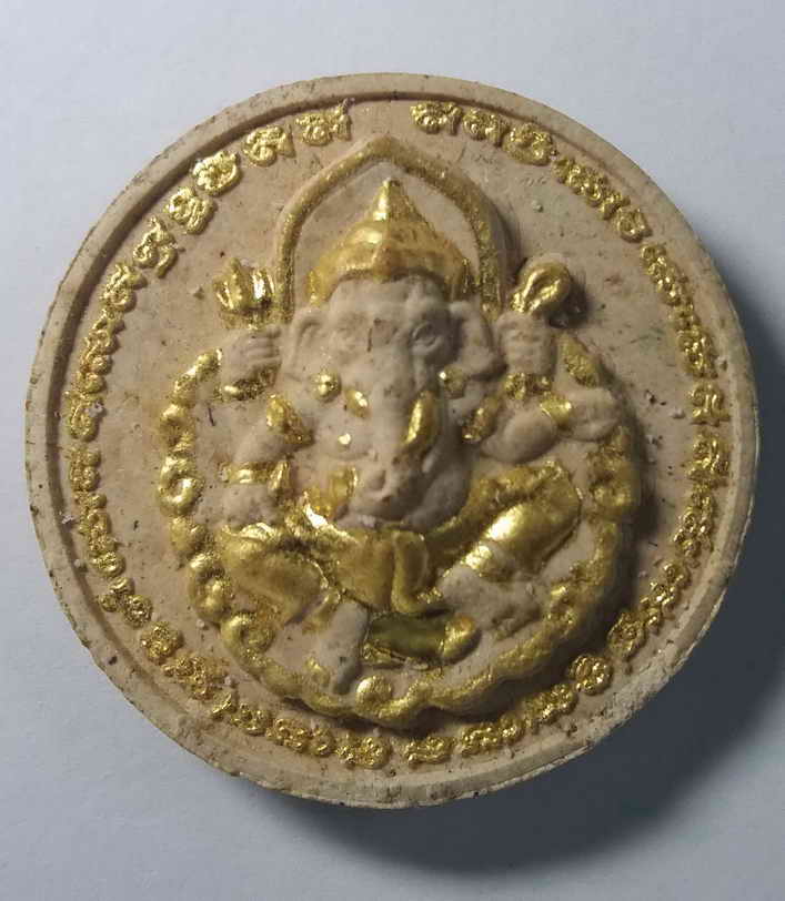 30 บาท พระพิฆเณศวรเนื้อผงปิดทองคำเปลว หลังจากลูกค้าไม่ทราบรุ่นขนาด 3 cm ที่ขอบมีโค๊ต ท. BOX RED