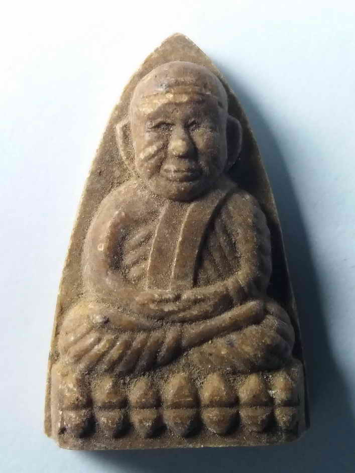 50 บาท หลวงปู่ทวด หลังยันต์ น่าจะออกวัดอื่นไม่ใช่ออกวัดช้างให้ เนื้อผงออกสีน้ำตาลครับ BOXP 16