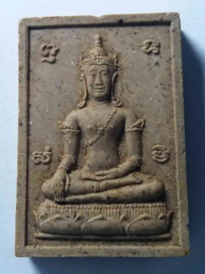 100 บาท พระผงพิมพ์พระพุทธ หลังหลวงปู่ทวด น่าจะออกวัดอื่น ไม่ใช่ออกวัดช้างให้   ขอลงกระดานนี้ครับ  BO