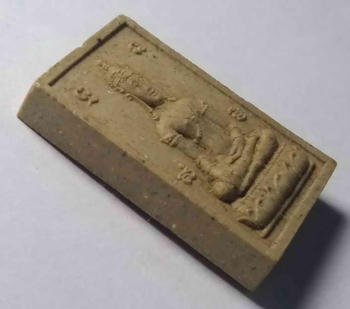 100 บาท พระผงพิมพ์พระพุทธ หลังหลวงปู่ทวด น่าจะออกวัดอื่น ไม่ใช่ออกวัดช้างให้   ขอลงกระดานนี้ครับ  BO