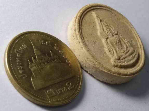 20 บาท พระพุทธชินราชเนื้อผงจันทร์ลอย หลังอกเลา วัดพระศรีรัตนมหาธาตุ จังหวัดพิษณุโลก สร้างปี 2517