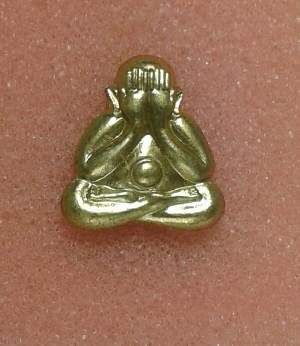 พระปิดตาองค์เล็กๆ หลวงพ่อสิน กะไหล่ทอง