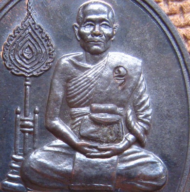 เหรียญนั่งเต็มองค์ หลวงพ่อจรัญ วัดอัมพวัน จ สิงห์บุรี ปี2540 ข้างพัดยศ เนื้อนวะ มีโค้ด