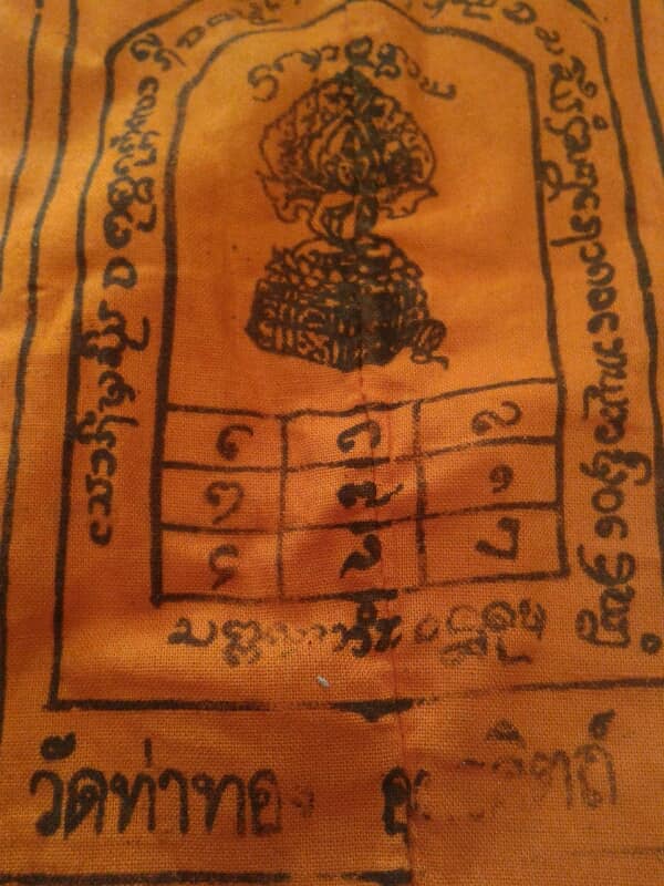 ผ้ายันต์พระประจำวัน วัดท่าทอง 4 ผืน มีวันศุกร์กับวันเสาร์ อย่างล่ะ2ผืน เคาะเดียว