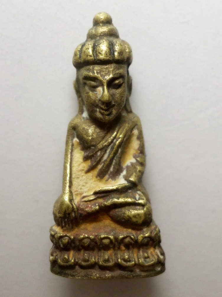 100 บาท รูปหล่อพระบัวเข็ม เนื้อทองเหลืองเก่า เจ้าของได้มาจากจังหวัดพะเยา BOXP 10