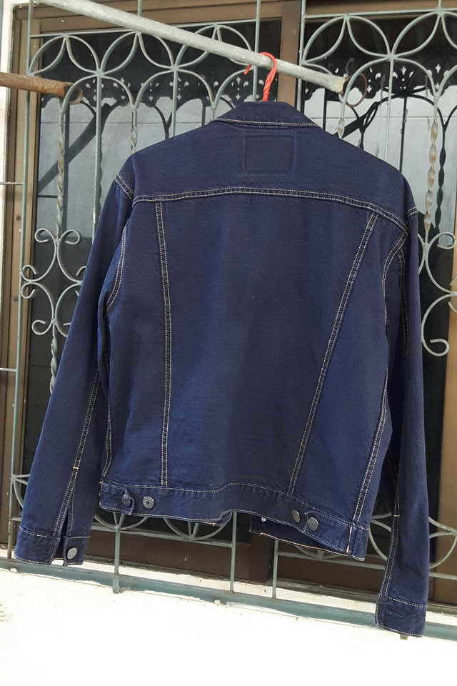 แจ๊คเก็ตลีวายสีเบส ตัดเย็บในไทย ไซด์ L ไหล่ 21"  ซื้อมา 1800 ขาย 1ุ600 รวมค่าส่งด่วนแล้ว