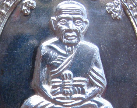 เหรียญหลวงปู่ทวด เลื่อนหมื่นยันต์ ลังกาสุกะ อาจารย์แดง วัดไร่ ปัตตานี ปี2551 เนื้อเงิน เลข1109+กล่อง