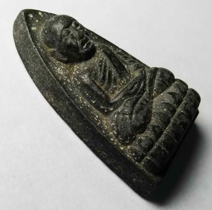 60 บาท หลวงปู่ทวดเนื้อผงใบลานหลังยันต์นะเฉลียวเพชร น่าจะออกวัดอื่นไม่ใช่ออกวัดช้างให้  ขออนุญาตเว็บม