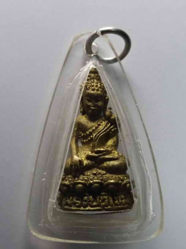 150  บาท พระบัวเข็มเนื้อทองทิพย์  ด้านหลังเขียนว่าศิษย์ปู่แจ้ง  ตอกโค๊ตตัวอักษร ธ. เลี่ยมพลาสติกเปิด