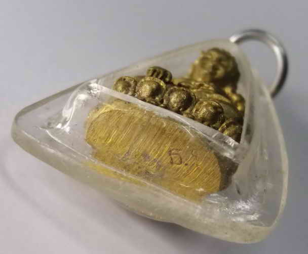 150  บาท พระบัวเข็มเนื้อทองทิพย์  ด้านหลังเขียนว่าศิษย์ปู่แจ้ง  ตอกโค๊ตตัวอักษร ธ. เลี่ยมพลาสติกเปิด