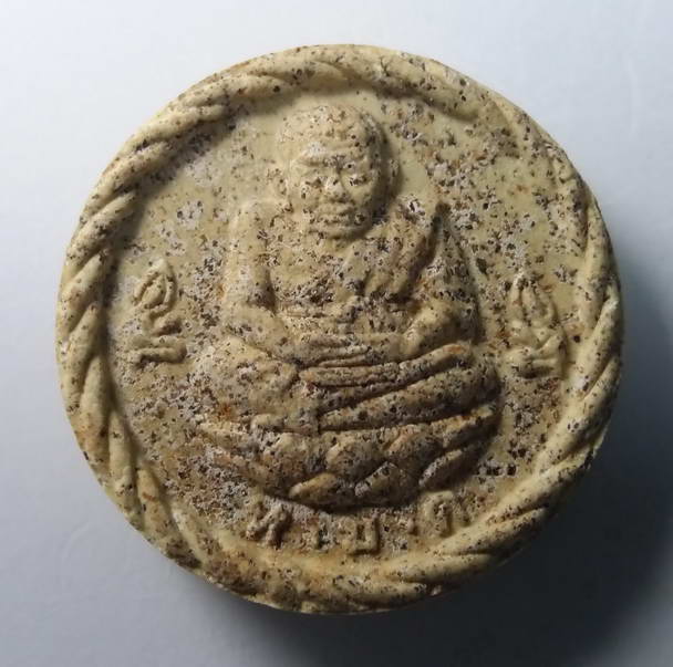 50 บาท หลวงปู่ทวด หลังพระพุทธปางปฐมเทศนา วัดห้วยมงคล จังหวัดประจวบคีรีขันธ์ เนื้อผงพุทธคุณ โรยไม้เทพ