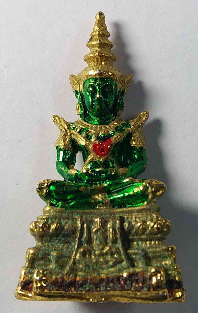 40 บาท รูปหล่อพระแก้วมรกต ใต้ฐานหล่อตัน มีคราบกาวติด แกะออกจากรถยนต์ครับ   box1