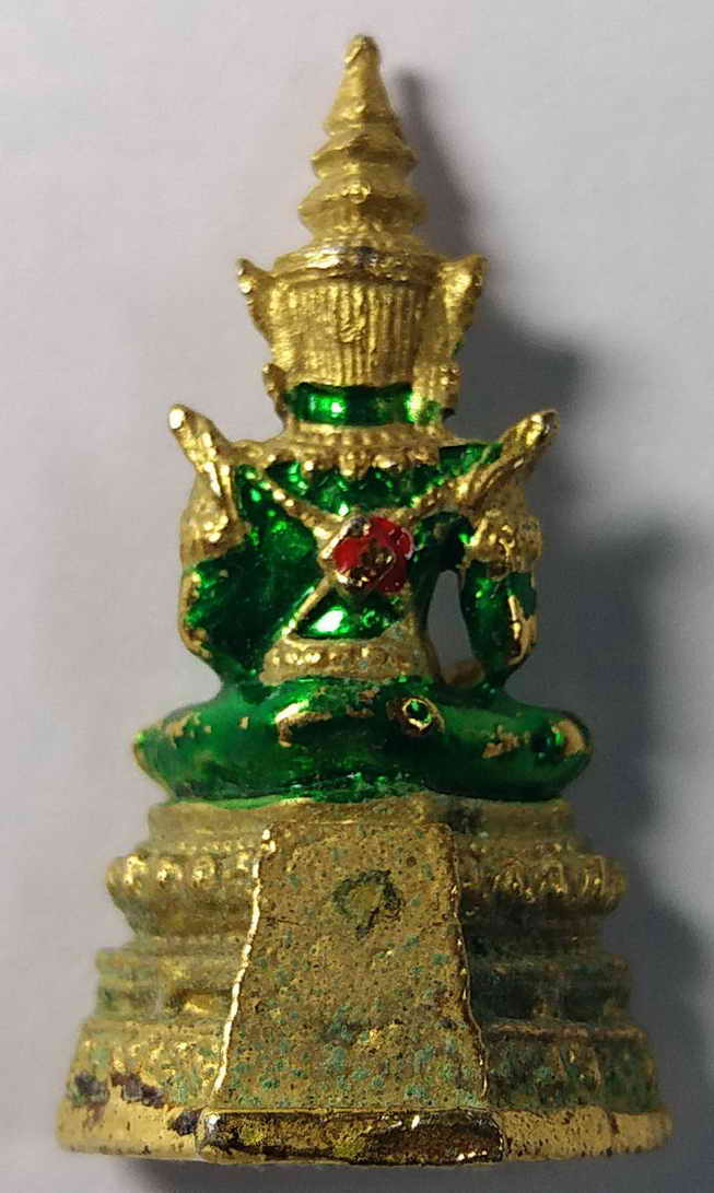 40 บาท รูปหล่อพระแก้วมรกต ใต้ฐานหล่อตัน มีคราบกาวติด แกะออกจากรถยนต์ครับ   box1