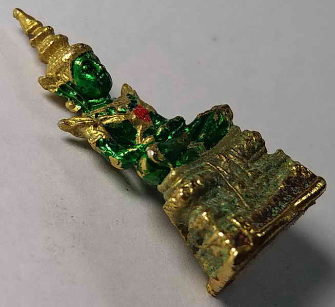 40 บาท รูปหล่อพระแก้วมรกต ใต้ฐานหล่อตัน มีคราบกาวติด แกะออกจากรถยนต์ครับ   box1